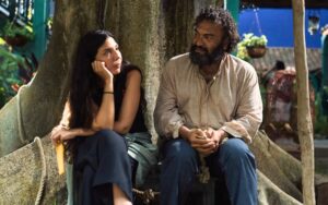Laura Mora dirigiendo a Diego Vásquez en Cien años de soledad