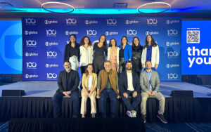 Foto de grupo son: Jessica Aguiar, Carolina Lacia, Marcela Parise, Angela Colla, Isadora Filpi, Regiane Marcílio, Mariana NovaesSentados: Alex Medeiros, Tatiana Costa, Manuel Belmar, Breno Sousa, Pablo Ghiglione durante el evento de 100 años de Globo en Content Americas
