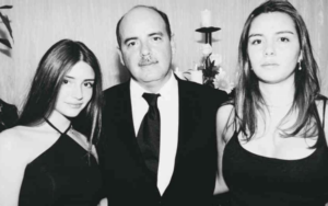 Fernando Gaitán, Ana María Gaitán (izq) y Luisa Fernanda Gaitán (der).El diván rojo