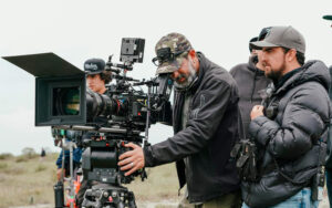 La película mexicana que está conquistando audiencias en Netflix, Contraataque, propone un cambio en la narrativa: los héroes deben ser las personas correctas. Chava Cartas es su director