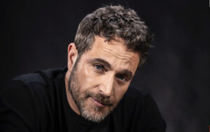 Es dirigida por Alejandro Lozano (showrunner) y Bernardo de la Rosa. Escrita por Simona Horcha, Alejandro Lozano, Fabián Archondo, Fernando Rovzar, Fannie Soto (adaptación del libro homónimo de Jorge Zepeda Patterson), con producción de Lemon Studios. La producción ejecutiva de Billy Rovzar y Erica Sánchez Su y el elenco formado por Michel Brown, Zuria Vega, Osvaldo Benavides y Raúl Briones.
