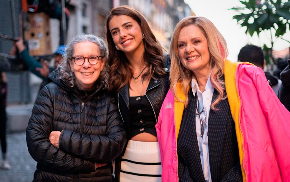 Hacer una película con corazón, que vaya más allá de la comedia para cautivar a la audiencia, fue el principal reto de Mamá reinventada, que estrena en cines en México este 8 de mayo. Se trata de una película hecha en su mayoría (delante y detrás de cámaras) por mujeres y que aborda temas de mujeres, pues plantea la conversación entre dos generaciones (madre e hija) al acercarse y conocer el mundo de ambas. Además, la capacidad de cambiar y ser flexible, en una mujer de más de 50 años. Sobre este tema habló Conchita Taboada, productora de la película.