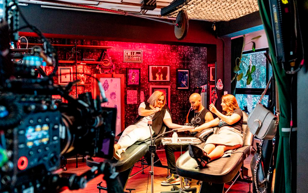 Tras la muerte de su padre, Marina (Michelle Renaud), creadora de contenidos,decide llevar a Patricia, su mamá (Erika Buenfil) a vivir con ella y su roomie. Patricia cree que debe comportarse como la viuda que ahora es. Pero cuando se va a vivir con Marina, se da cuenta de que le quedan muchas cosas por hacer. Madre e hija recorren un camino de re conexión, siguiendo una lista y con un nuevo mundo que explorar.